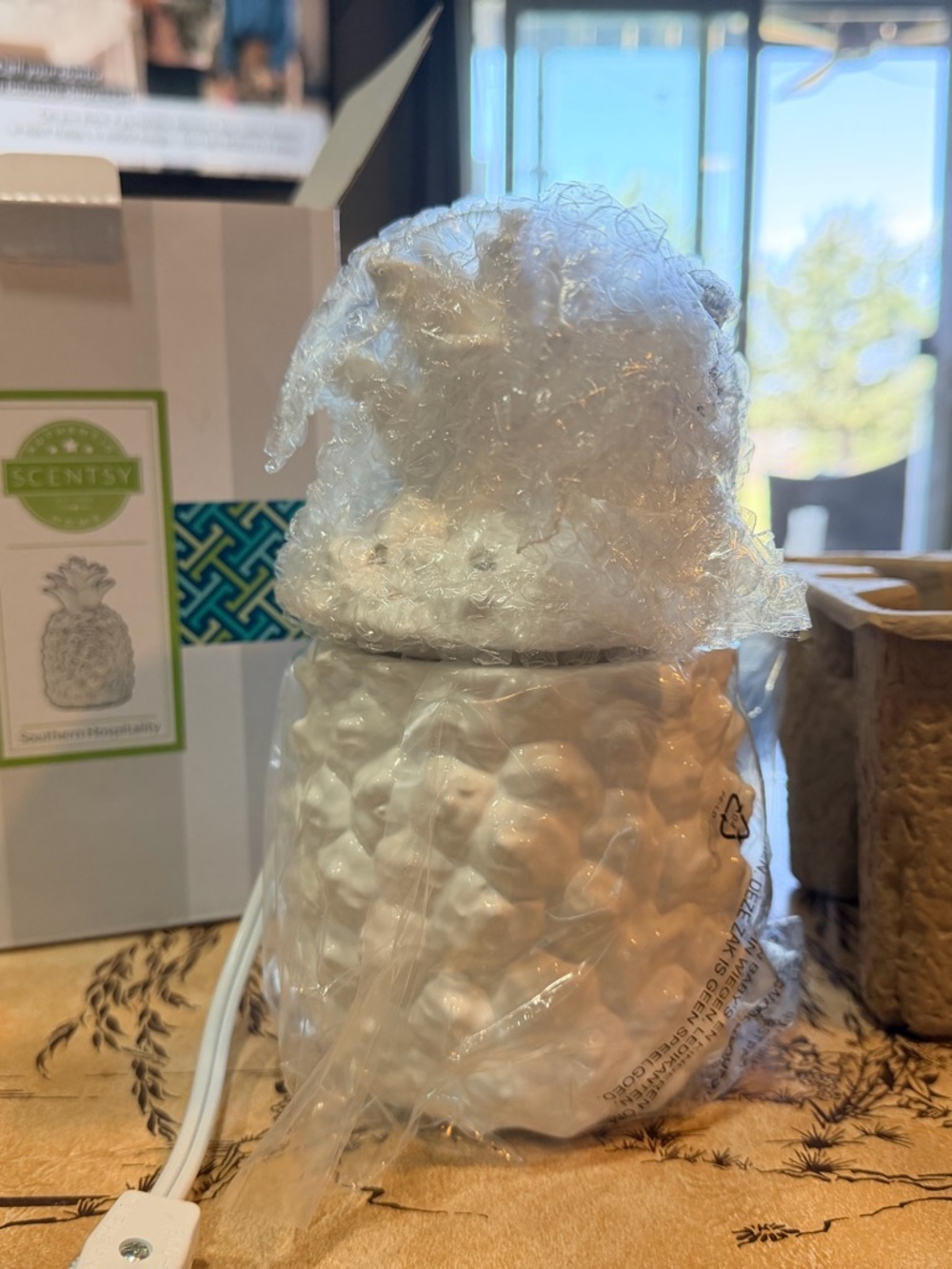Scentsy Glossy White Pineapple Plug-In Fragrance Warmer